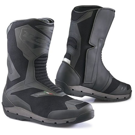 Waterproof boots with airflow
