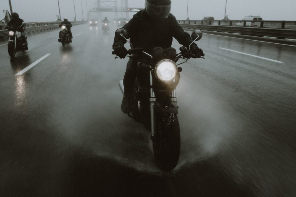 Read more about the article What is motorcycle hydroplaning and how to avoid it?