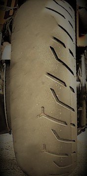 One-sided wear in motorcycle tire